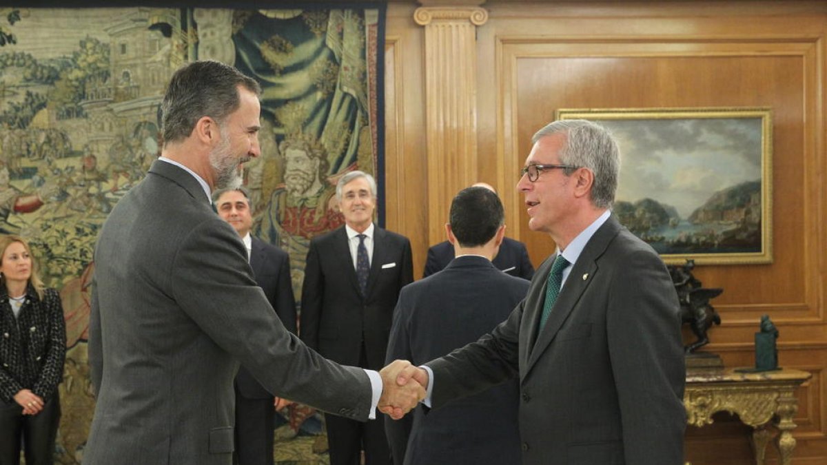 El rey recibiendo al alcalde de Tarragona, Josep Fèlix Ballesteros.