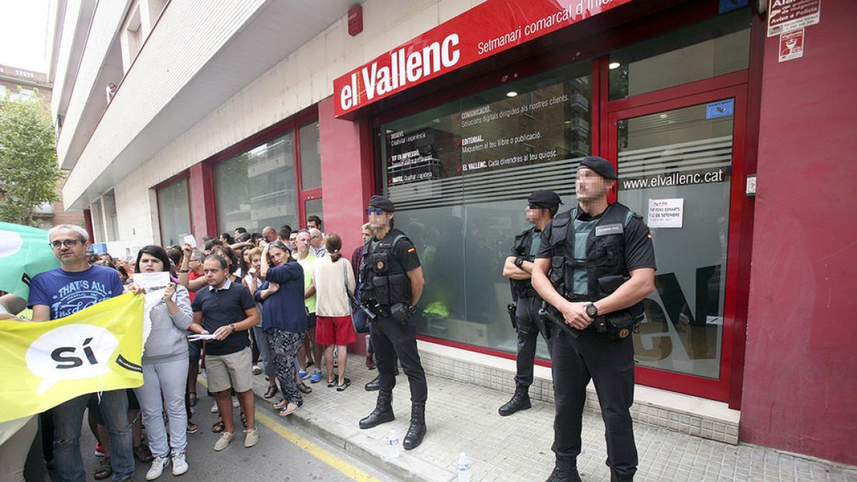 Agentes de la Guardia Civil en la entrada del semanario El Vallenc, este sábado por la mañana.