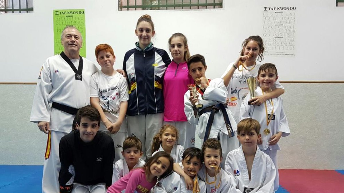 Fotografía de familia de los deportistas del gimnasio reusense.