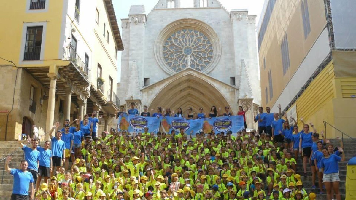 Fotografia de família d'una edició passada del campus.