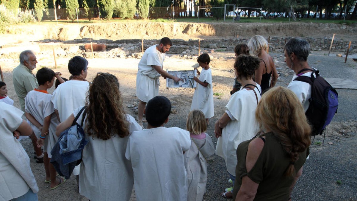 Un grup de visitants, gaudint de la visita teatralitzada a la vil·la romana.