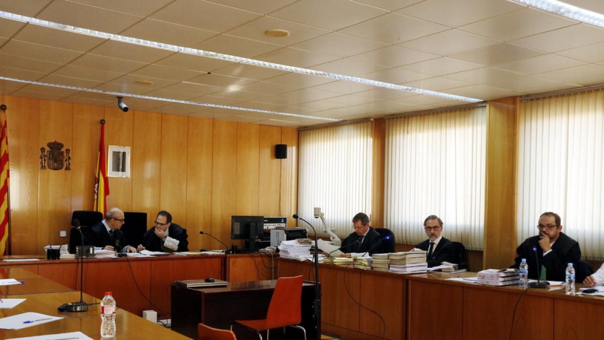 Pla obert de la sala de vistes de l'Audiència de Tarragona amb el magistrat, el secretari, el fiscal i els advocats, en l'inici del judici contra Ramon Franch (del qual no s'han permès enregistrar imatges). Imatge del 6 de novembre del 2017