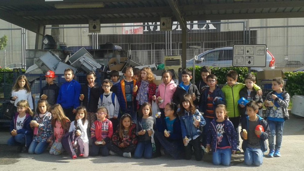 Fotografia de família dels alumnes que van visitar la deixalleria.