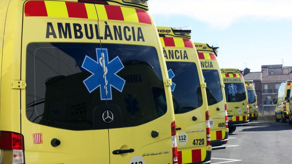 Noves ambulàncies aparcades en bateria a la nau del SEM a Tortosa.