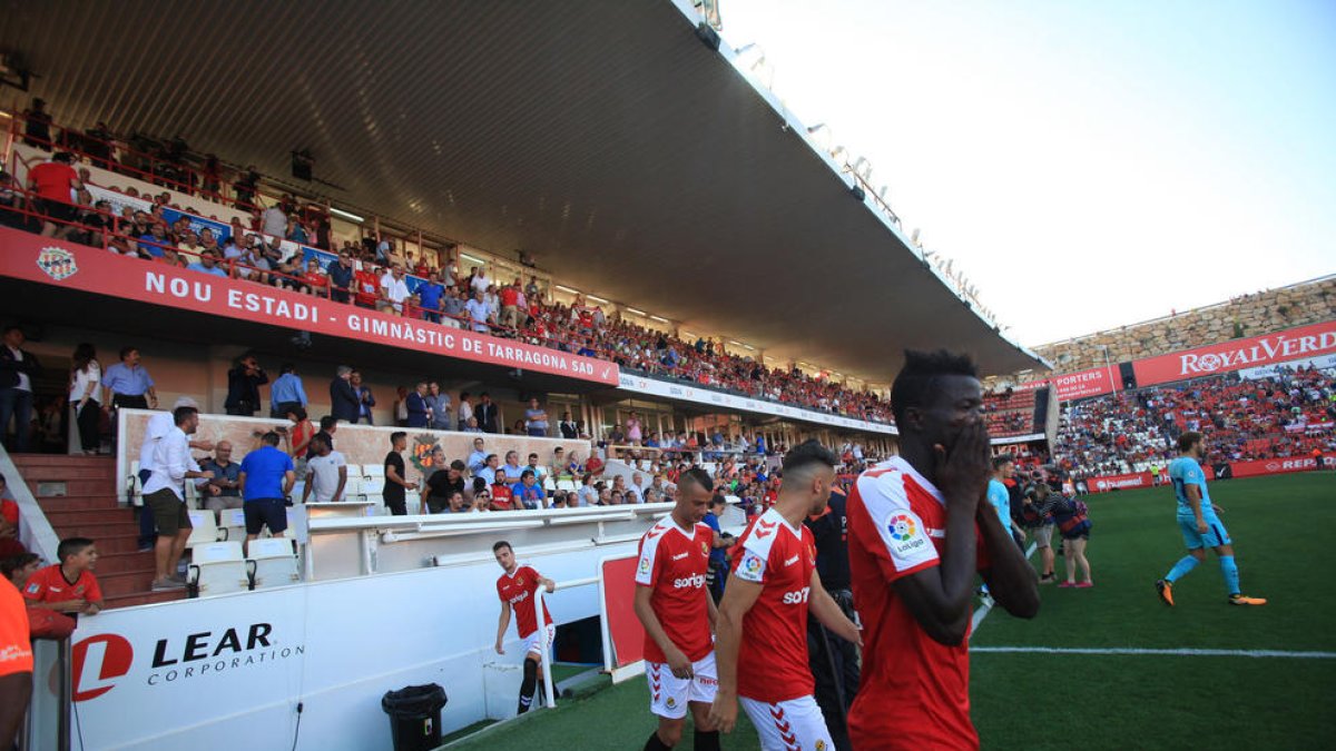 En primer plano, Djetei sorting en el campo en el partido contra el Barça disputado el pasado viernes en el Nuevo Estadio.