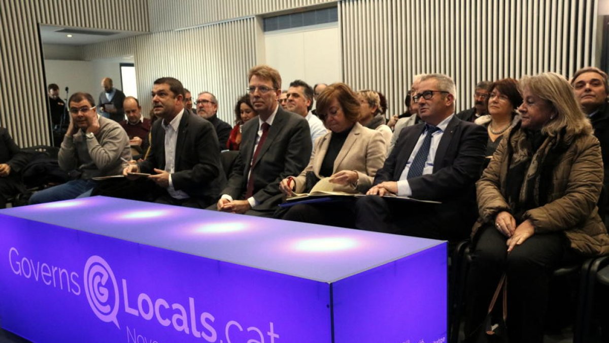Imatge de la sessió territorial de debats sobre governs locals, al centre cívic de Tortosa, amb la consellera Meritxell Borràs, l'alcalde de Tortosa, Ferran Bel, a l'esquerra, i el delegat del Govern a l'Ebre, Xavier Pallarès.