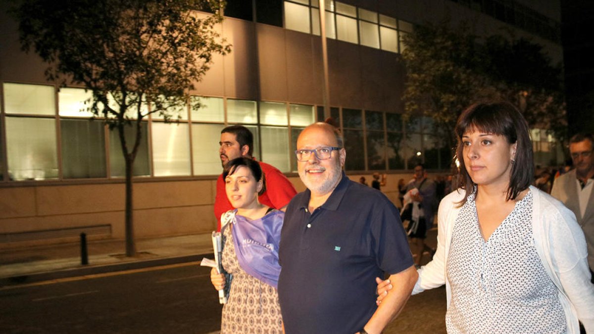 Francesc Fàbregas, acompañado de sus hijos, en la salida del cuartel de la Guardia Civil.