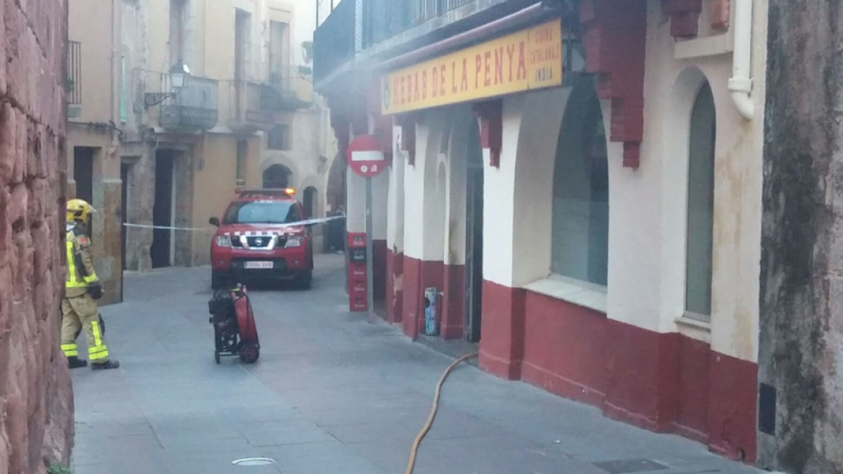 Cuatro dotaciones de Bomberos se desplazaron hasta la peña barcelonista para extinguir el fuego.