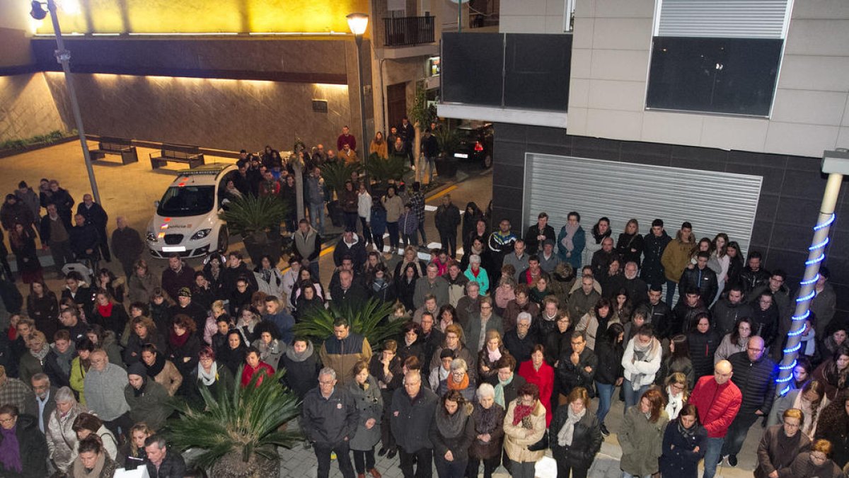 Unes 200 veïns van participar en la concentració a l'Ajuntament.