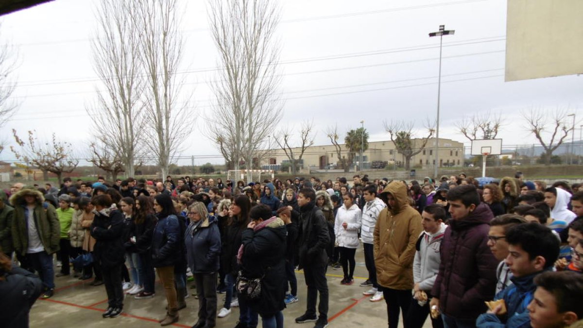 Els companys de l'IES Morell de la filla de María del Carmen Ginés guarden un minut de silenci en rebuig a la violència masclista.