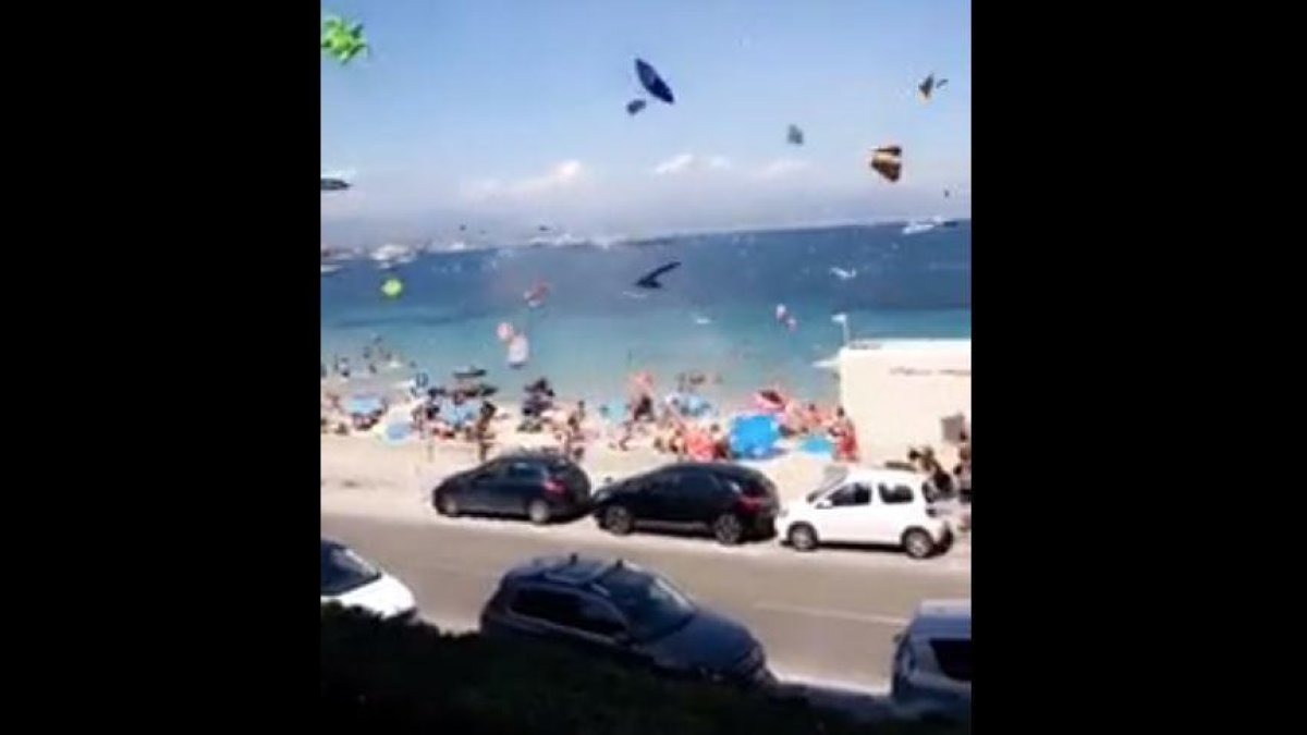 Captura d'imatge del vídeo on es pot veure com va afectar el vent a la platja.