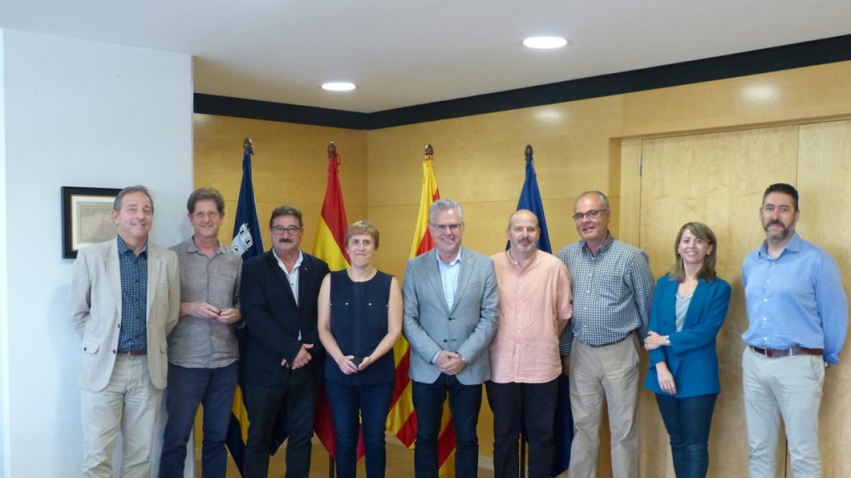 Fotografía de familia del acto, que ha tenido lugar en el consistorio.