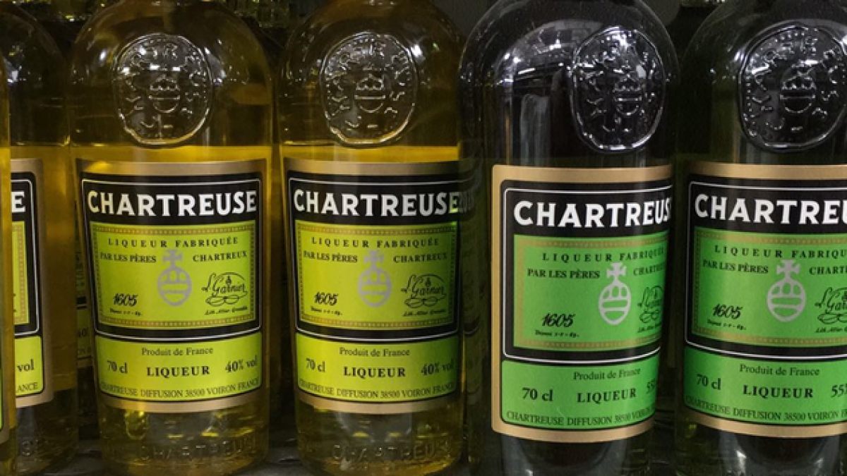 El Chartreuse amarillo tiene un grado de alcohol del 40% y, el verde, del 55%, y es considerado como la bebida de Tarragona, ya que se fabricó en la ciudad hasta 1933.