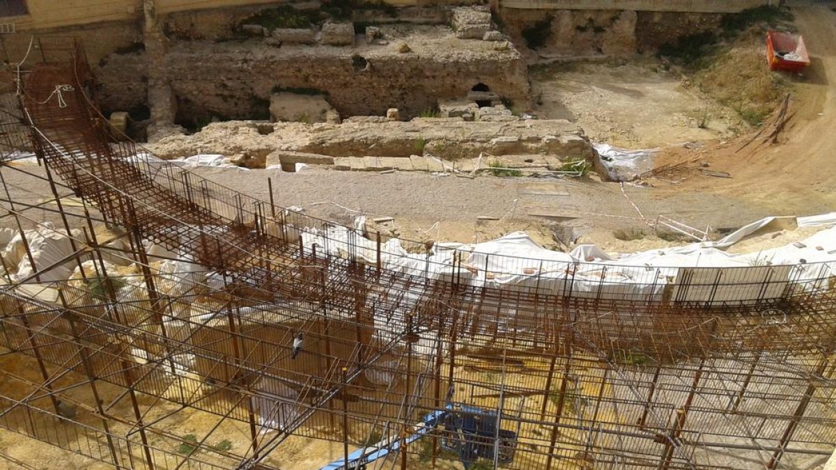 Aspecto que ofrece la estructura de hierro ya instalada, vista desde la calle Caputxins.