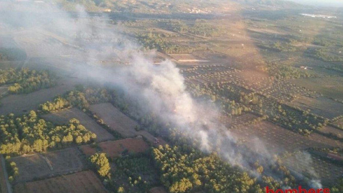 Imatge aèrea de l'incendi d'Aiguamúrcia de les 20 h.