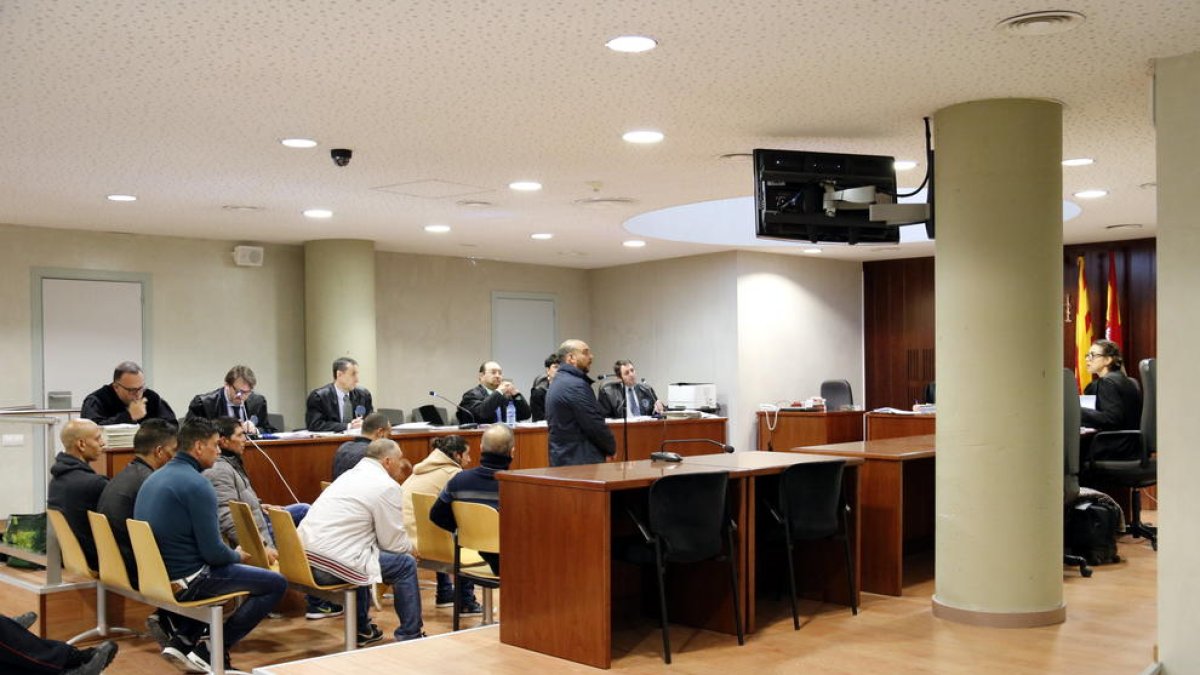 Un dels acusats de robatoris amb força responent les preguntes de la fiscal, en l'últim dia del judici a l'Audiència de Lleida.