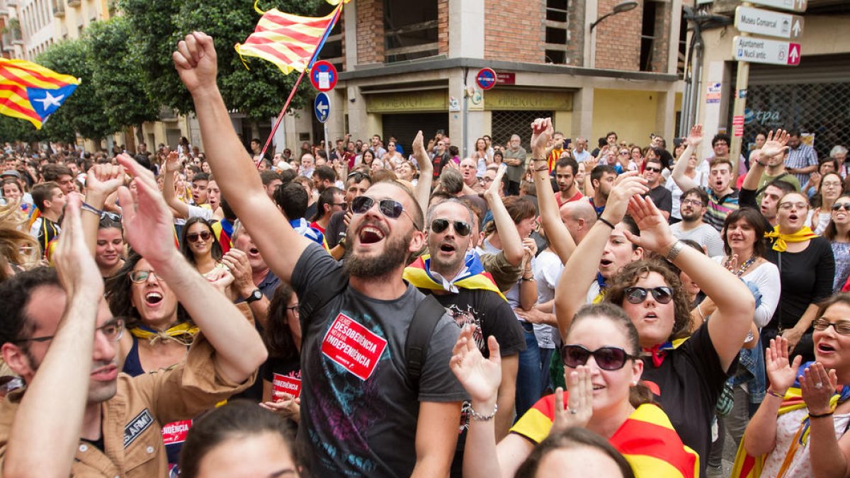 Manifestants escridassen pel matí als agents de la Policia Nacional allotjats a l'hotel Gaudí.