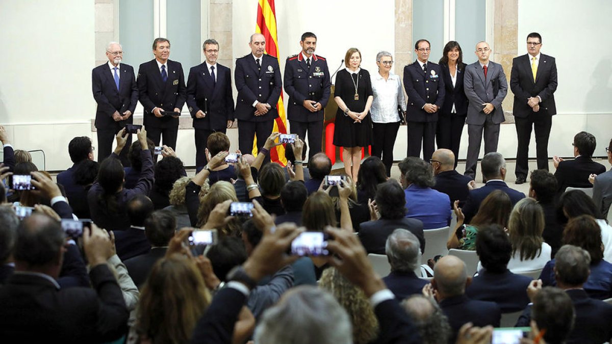 La presidenta del parlament amb els responsables policials i d'emergències.