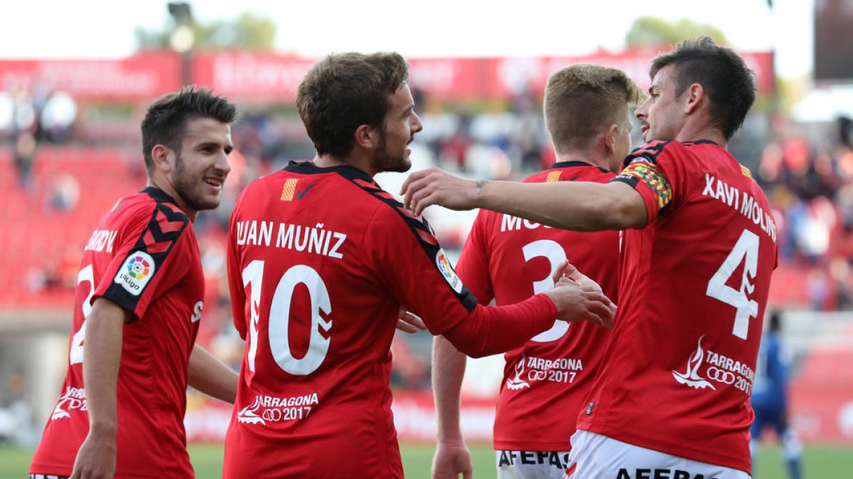 Los jugadores, celebrando el gol de Muñiz.