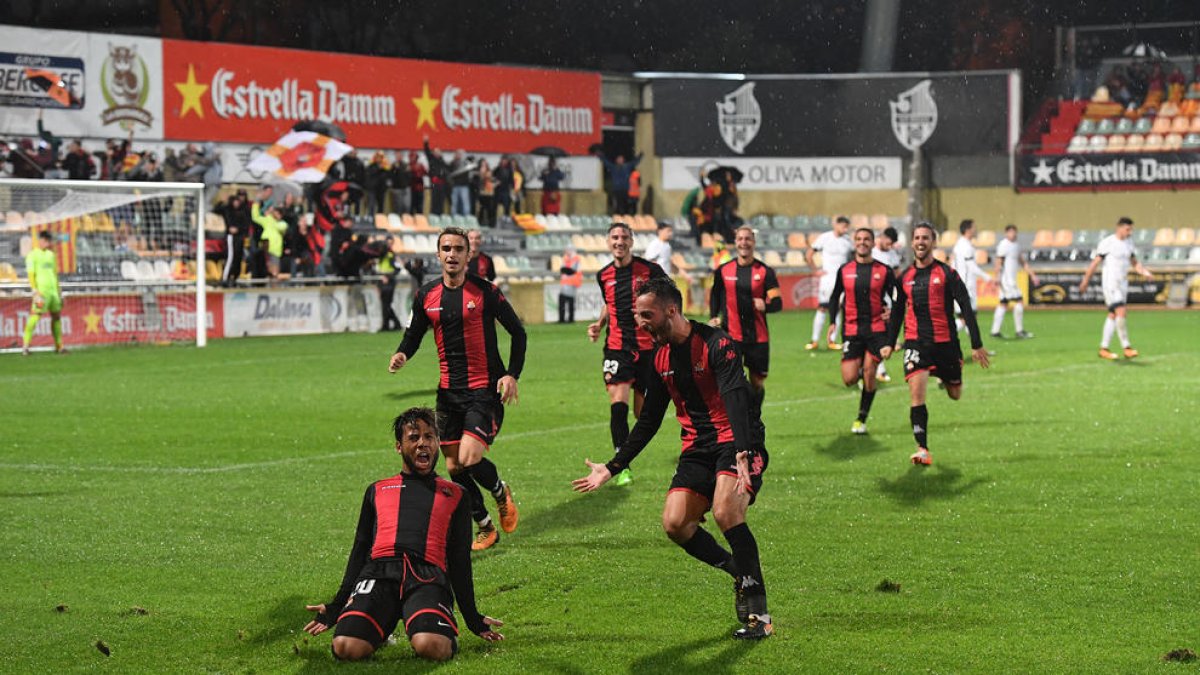 Ledes se tira de rodillas para recibir la ovación de la grada principal del Estadio Municipal después de clavar su quinto gol.