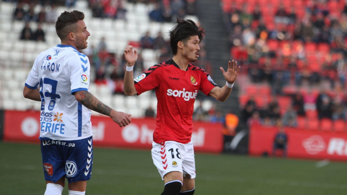 Daisuke Suzuki, durant el duel al Nou Estadi contra el Tenerife.