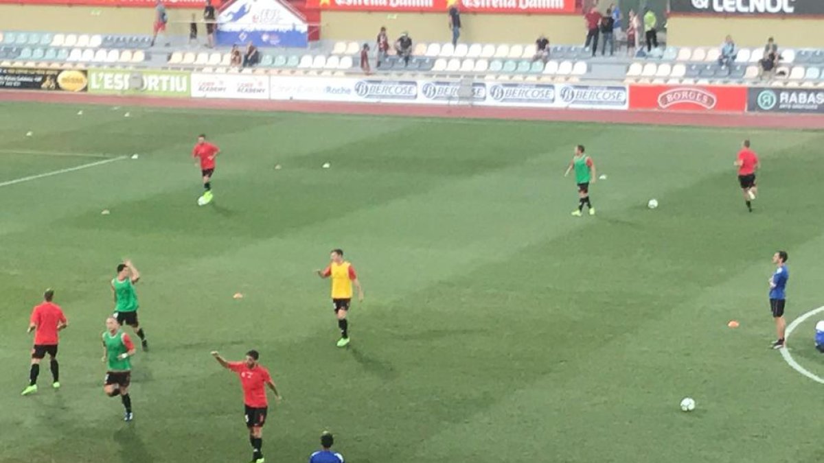 Los jugadores del CF Reus, calentando.