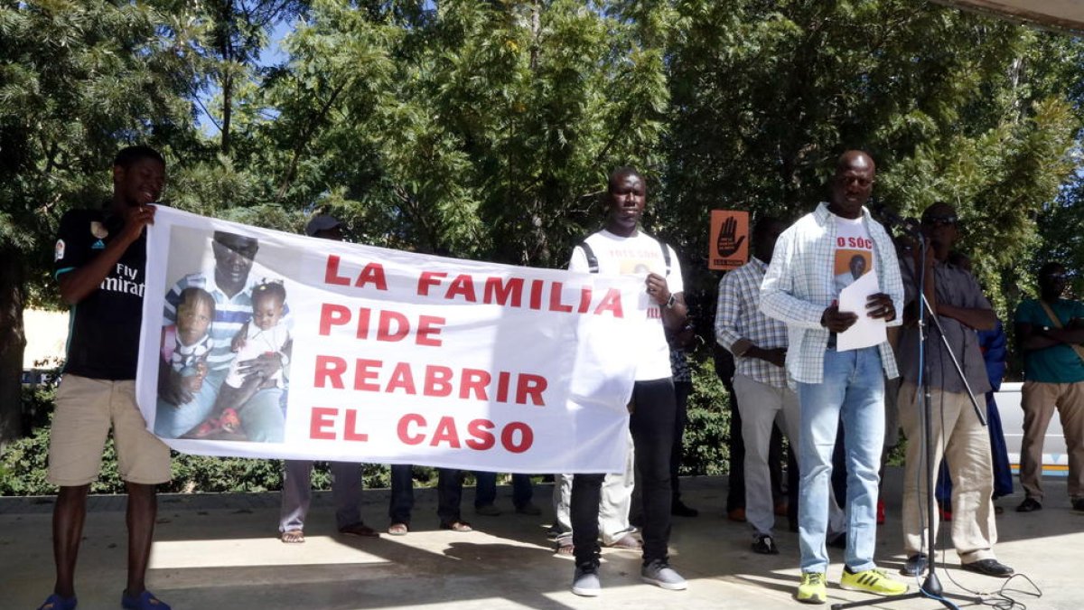 La concentración que se ha hecho en la plaza de Pau de Salou, con la pancarta de fondo, en recuerdo de Mor Sylla.