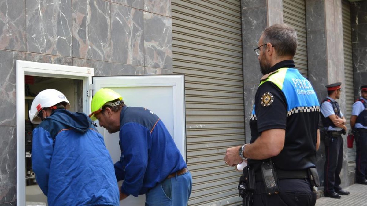 Los operarios llevando a cabo, de nuevo, el corte a las conexiones ilegales al suministro.