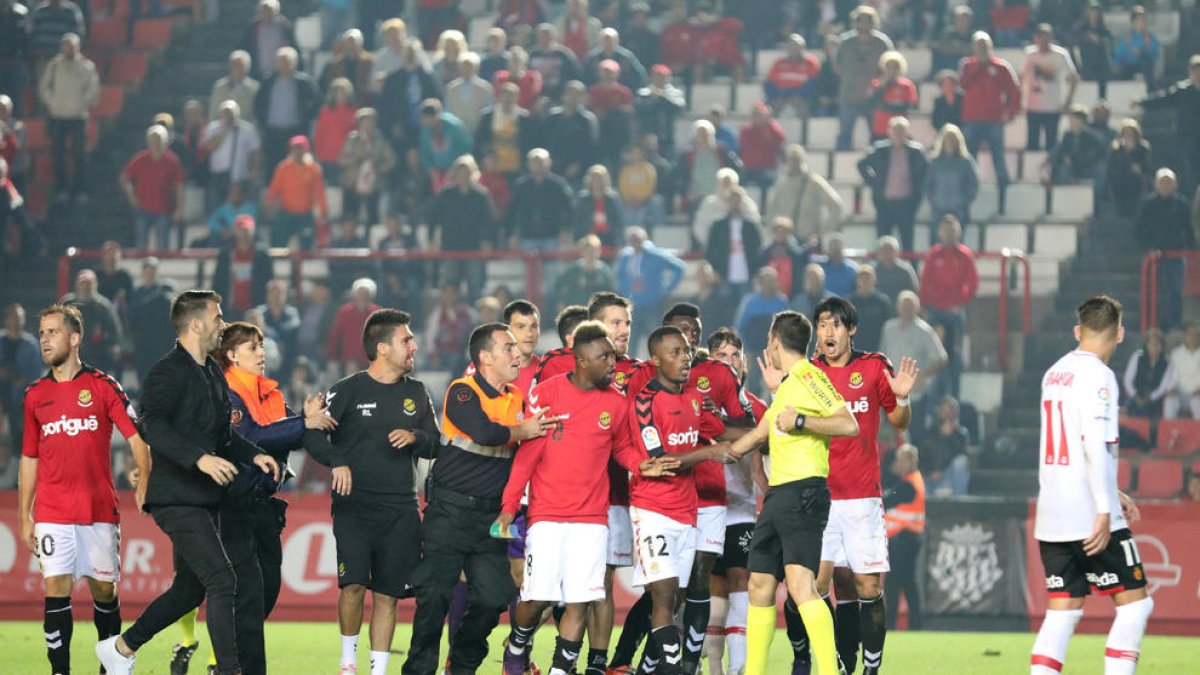 L'embolic que es va formar després del Nàstic-Mallorca, el duel més accidentat dels tarragonins aquesta temporada.