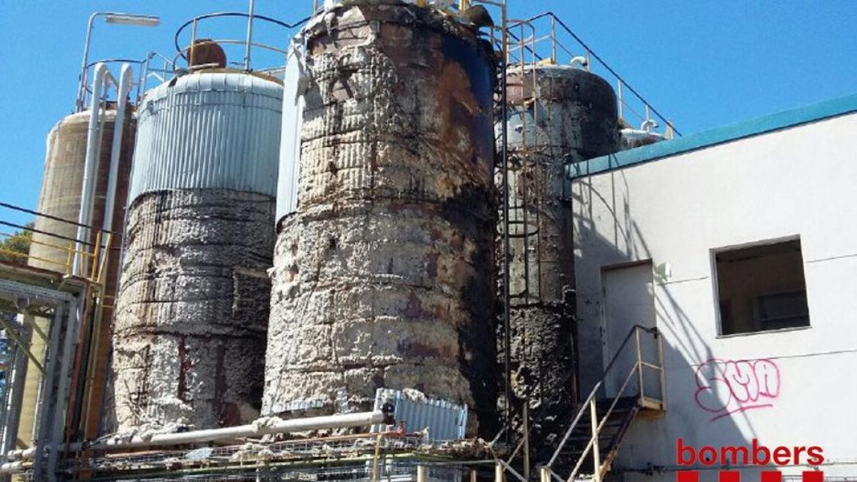 Se incendian los silos de aceite de una nave abandona del polígono Agro-Reus