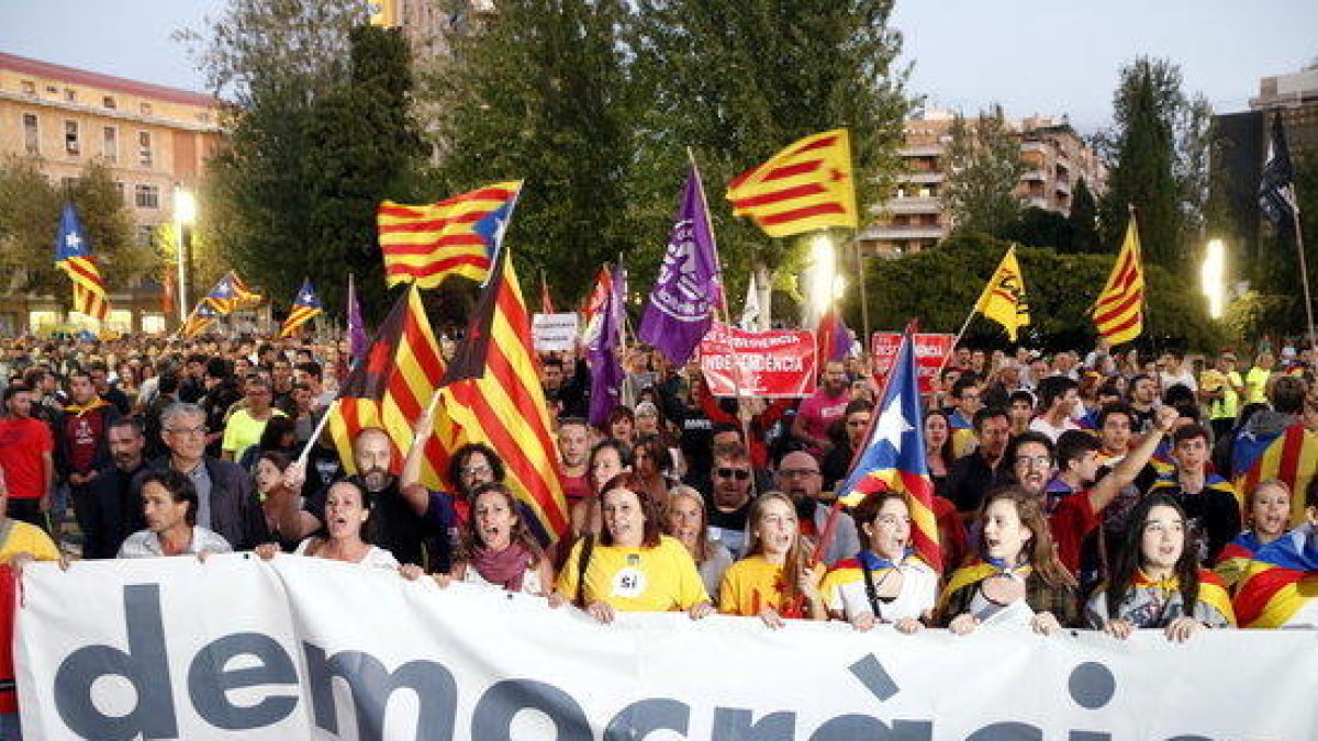 Plano general de la manifestación en la Rambla Nueva de Tarragona el 20 de septiembre del 2017.