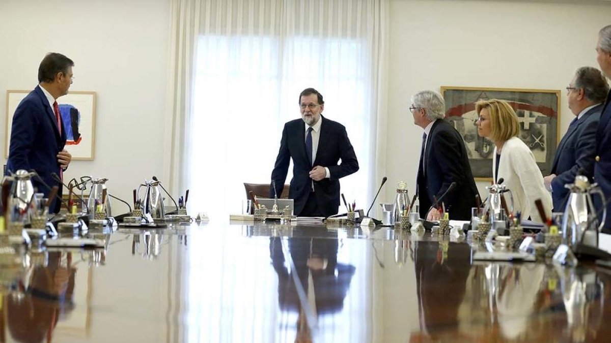 Rajoy i els ministres drets a l'inici del Consell de Ministres extraordinari per aprovar les mesures del 155 per a Catalunya, el 21 d'octubre del 2017