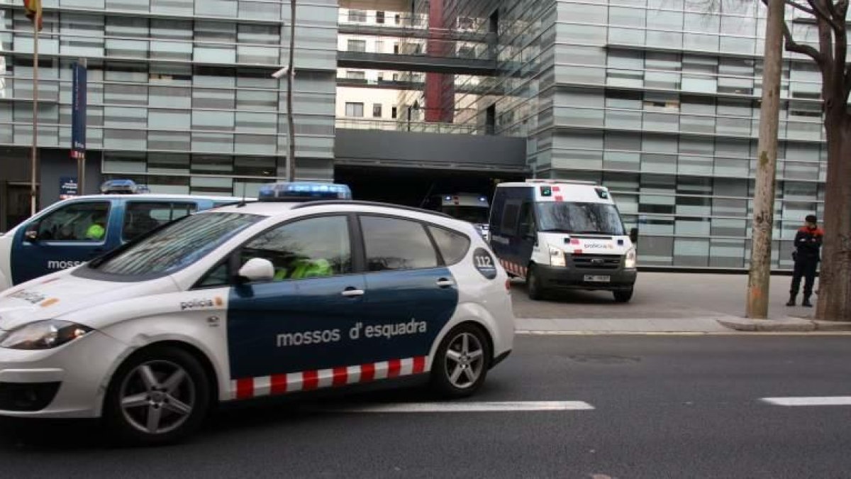 Imagen de archivo de vehículos de los Mossos abandonando las dependencias policiales.