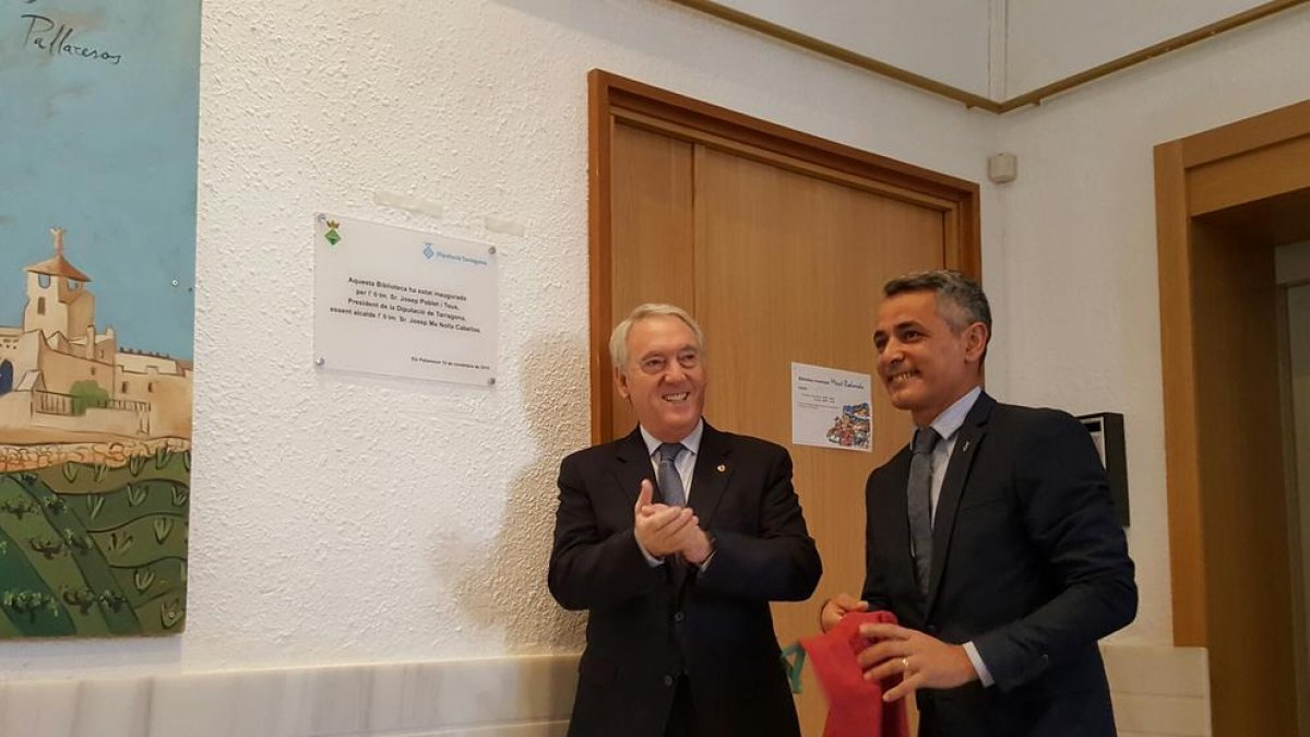 Josep Poblet, presidente de la Diputación de Tarragona, y el alcalde Josep Mª Nolla, descubrieron la placa de la biblioteca.