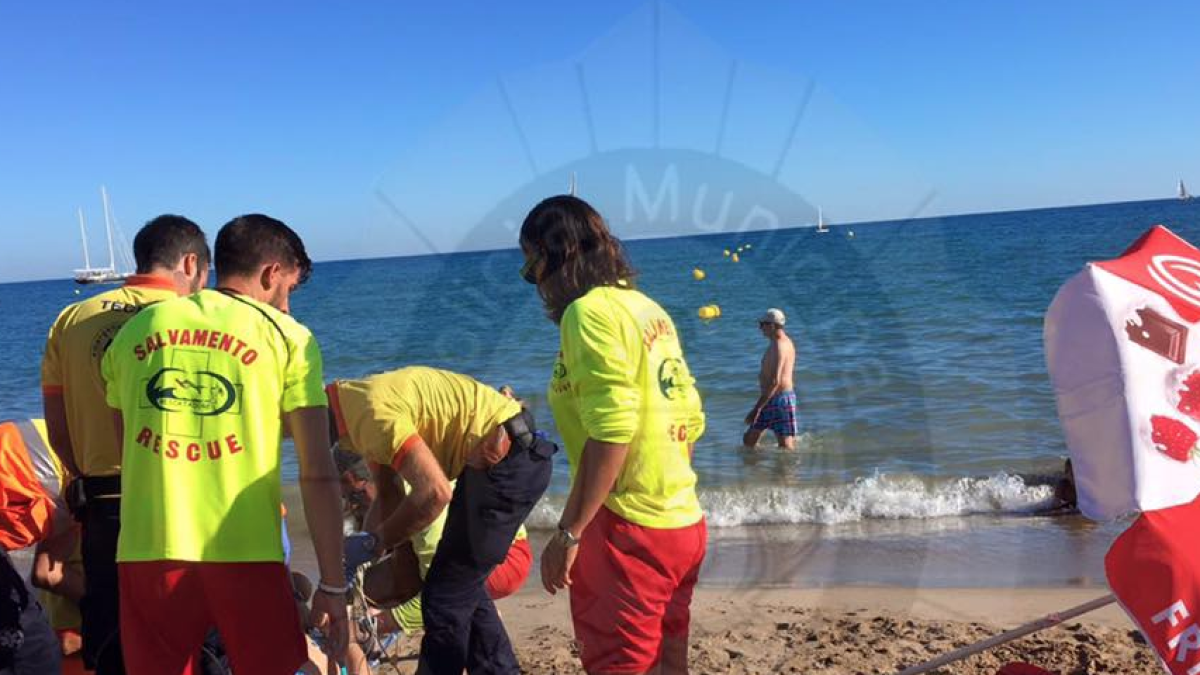 Reanimen una persona amb una aturada cardiorespiratòria a la platja