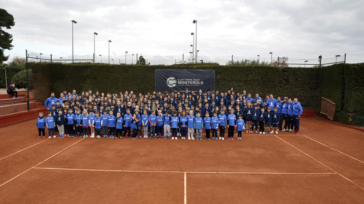 Fotografía de familia de los alumnos de la escuela de tenis y pádel del Club Tennis Reus Monterols.