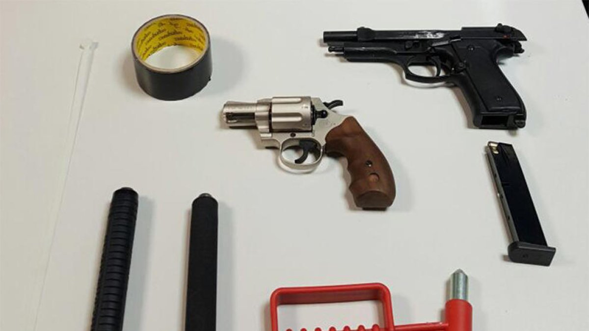 Los Mossos intervinieron dos armas de fuego, entre otros objetos.