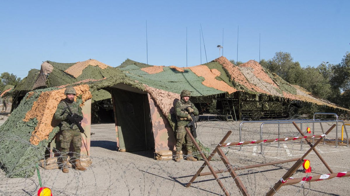 Dos efectivos del ejército español armados durante el operativo 'Eagle Eye' en el Aeropuerto de Reus.