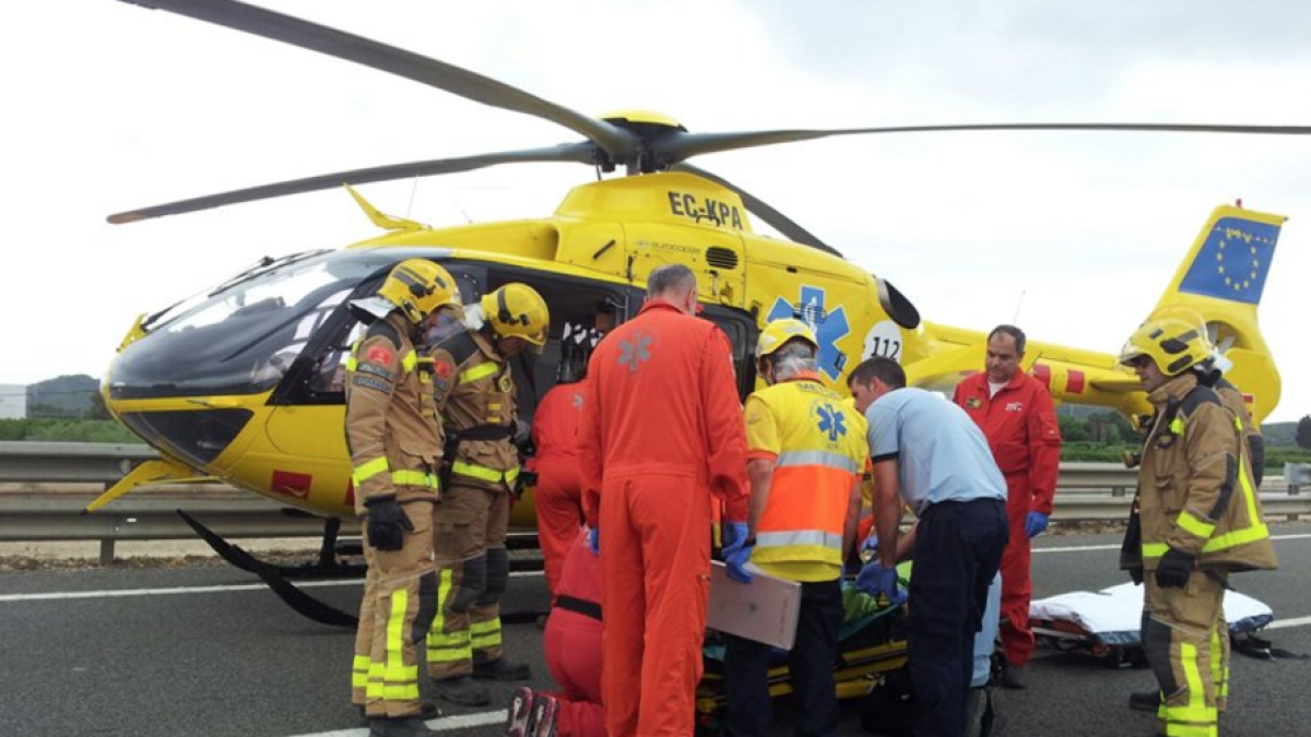 Un moment dels serveis mèdics i els Bombers procedint al trasllat del ferit amb helicòpter.
