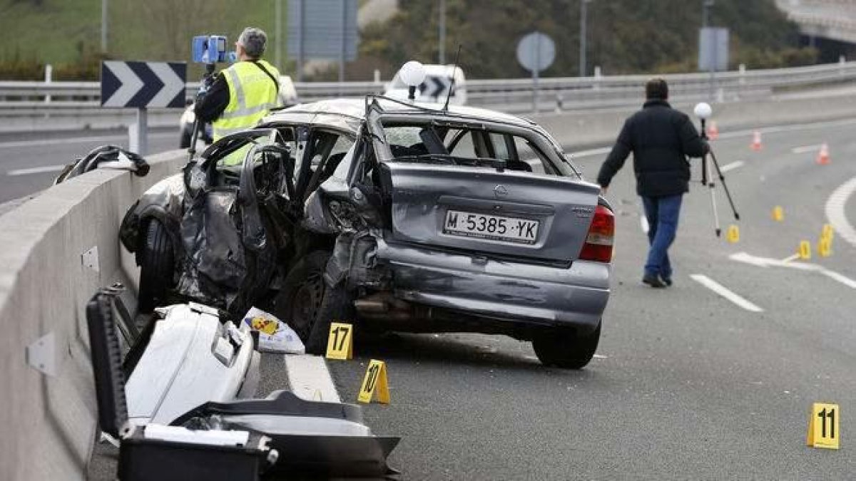 Imatge del vehicle després de produir-se el xoc contra l'ambulància.