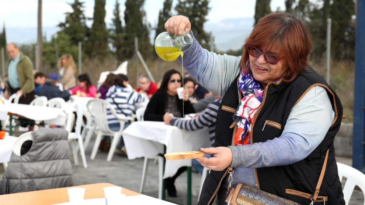 Los assistens en la Feria han podido probar el aceite nuevo de 'raig'.