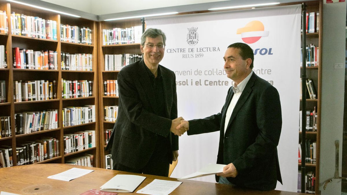 El presidente del Centro de Lectura de Reus, Xavier Filella, y el director del Complejo Industrial de Repsol en Tarragona,