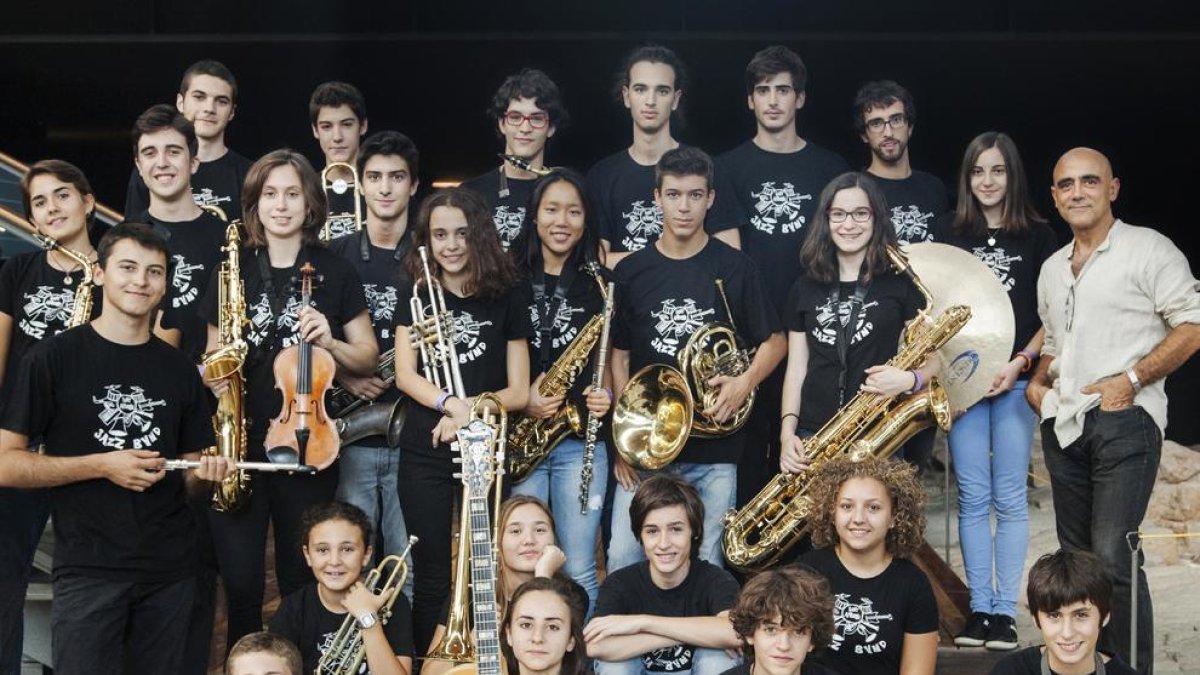 Los integrantes de la Sant Andreu Jazz Band con Joan Chamorro.