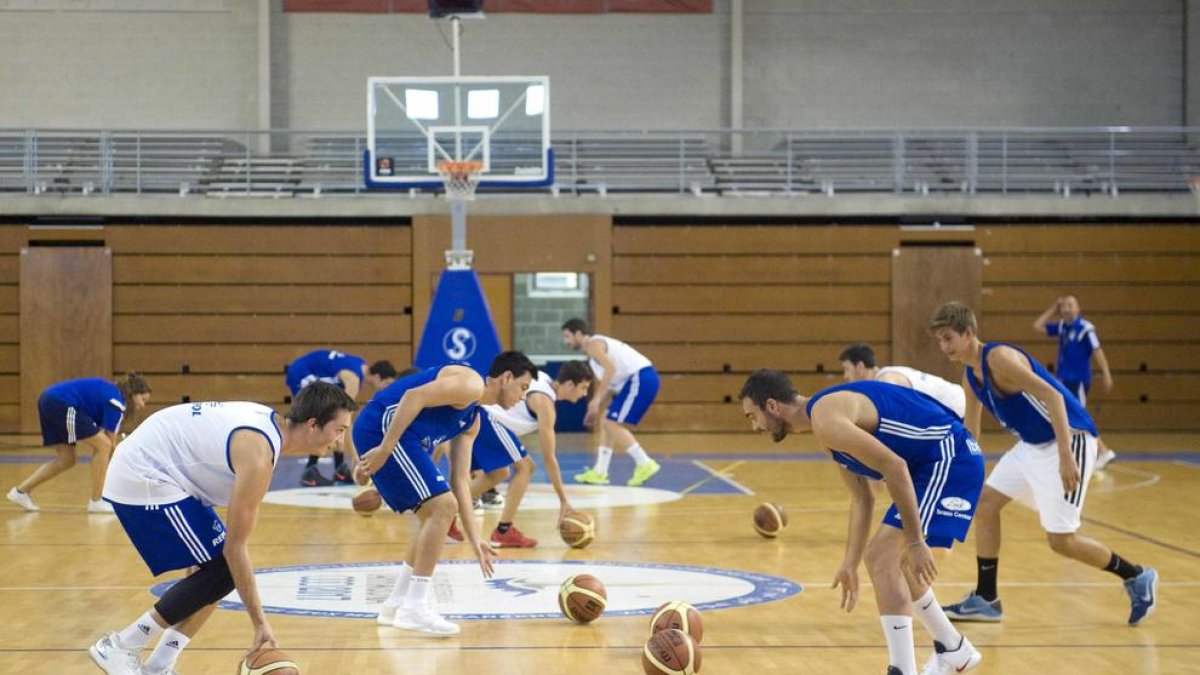 Los jugadrs del CBT, entrenando en el pabellón del Serrallo.