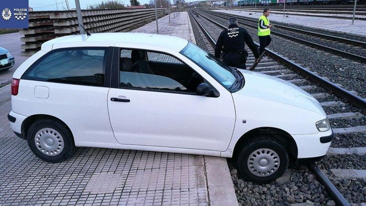 Imatge del cotxe que va caure als rails per 'una badada'.