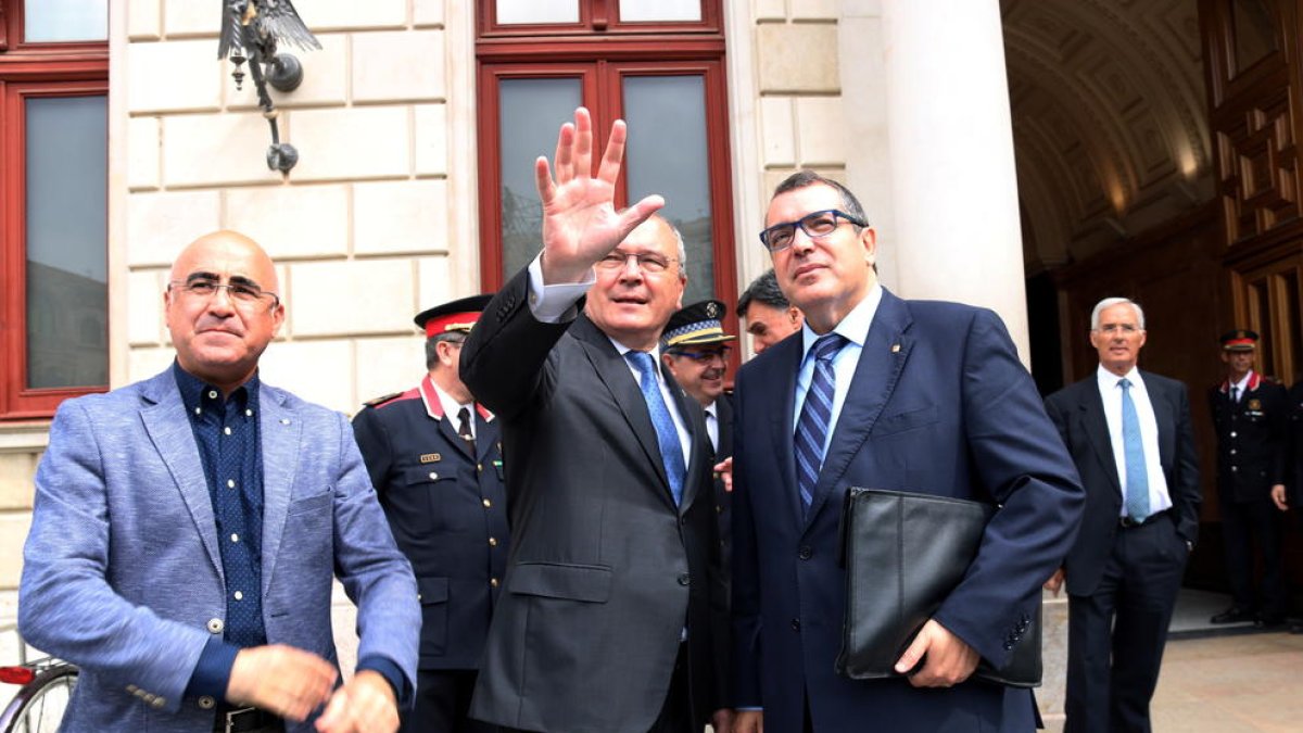 El alcalde de Reus, Carles Pellicer, hablando con el conseller d'Interior, Jordi Jané, en las puertas del Ayuntamiento de Reus.