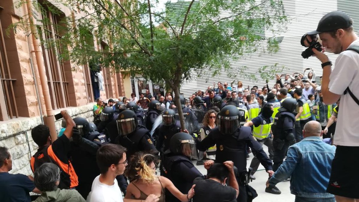 Cargas policiales en el Institut Tarragona, el pasado 1 de octubre.