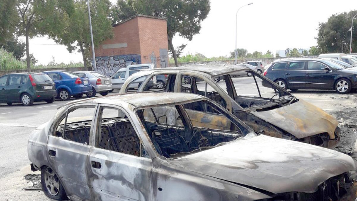 Estado en que quedaron los dos vehículos afectados por el fuego.