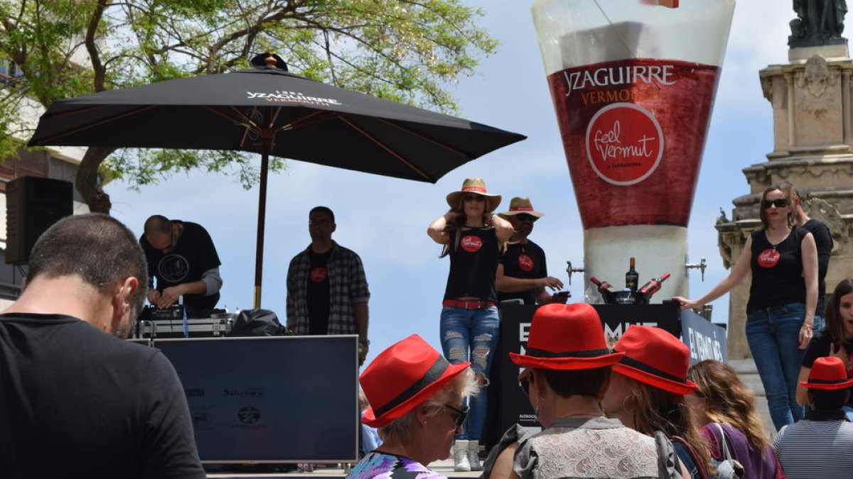 El primer tramo de la Rambla Nova de Tarragona ha acogido el Feel Vermut solidario a favor de la Fundació Noelia.