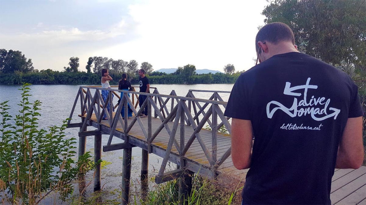 Un operador de cámara grabando una de las escenas de la nueva serie documental sobre danza de Netflix en el delta del Ebro.